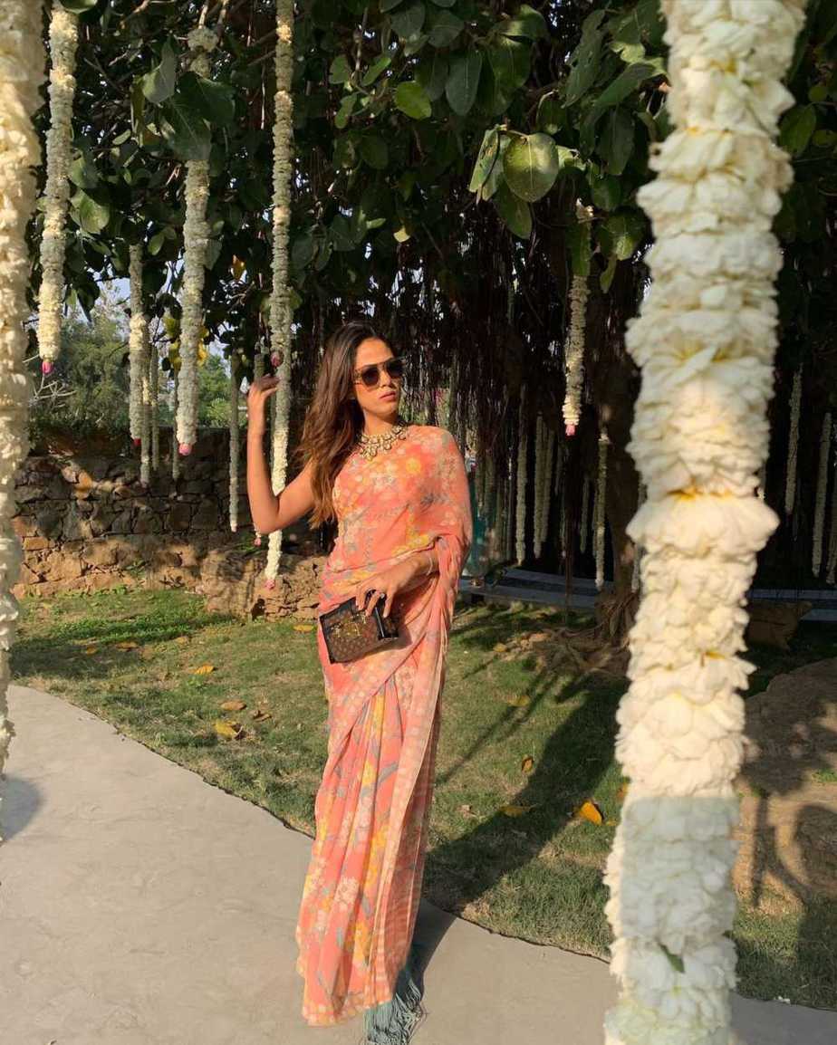 Mira Kapoor Gets Summer Wedding Fashion Right In A Blush Pink Floral Saree Mira Kapoor Gets Summer Wedding Fashion Right In A Blush Pink Floral Saree