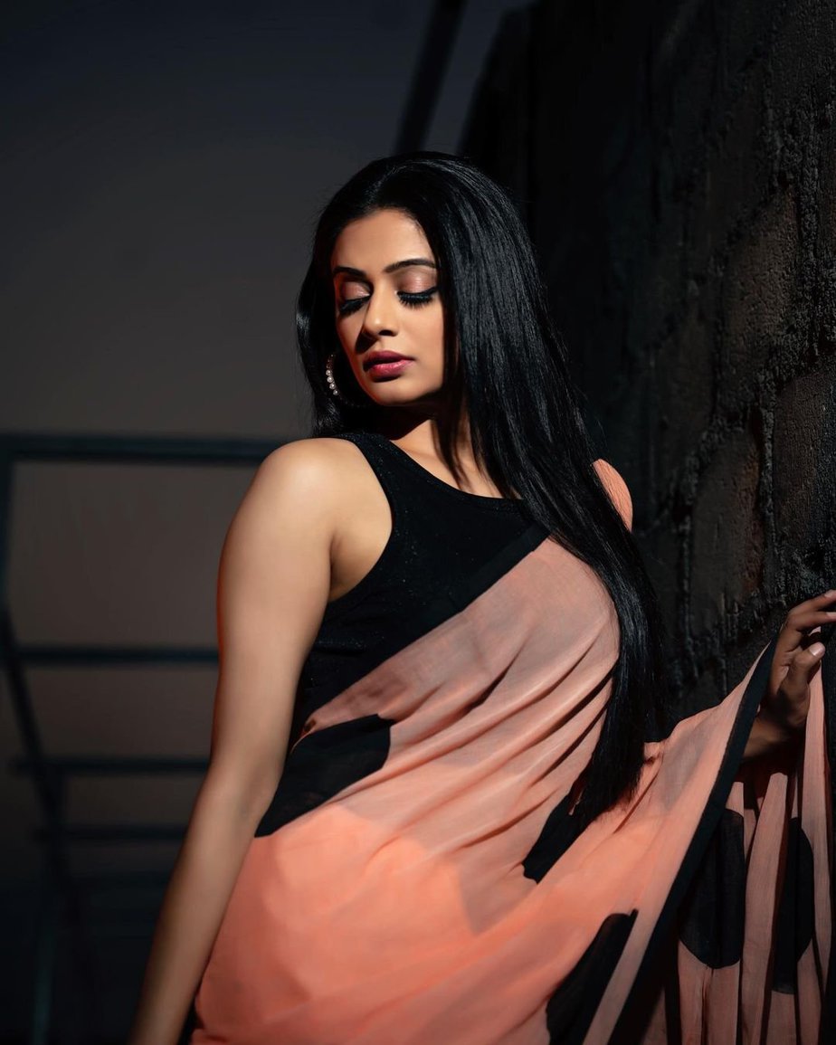 Priya Mani raj in a peach saree by Sareebari for dhee 14 1 Priya Mani raj in a peach saree by Sareebari for dhee 14-1
