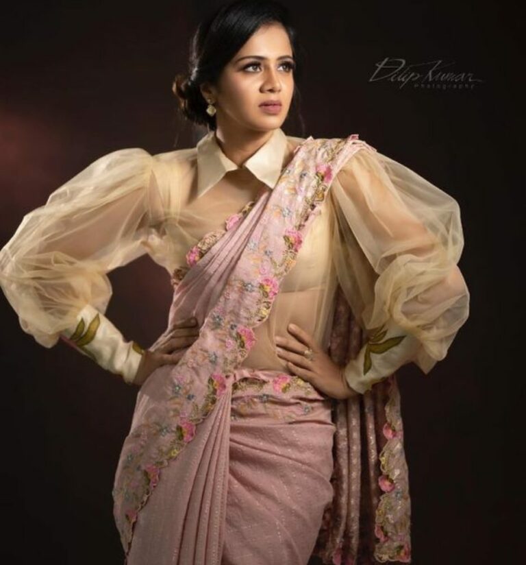 Stylish And Trendy Latest Balloon Sleeves Blouse Designs!