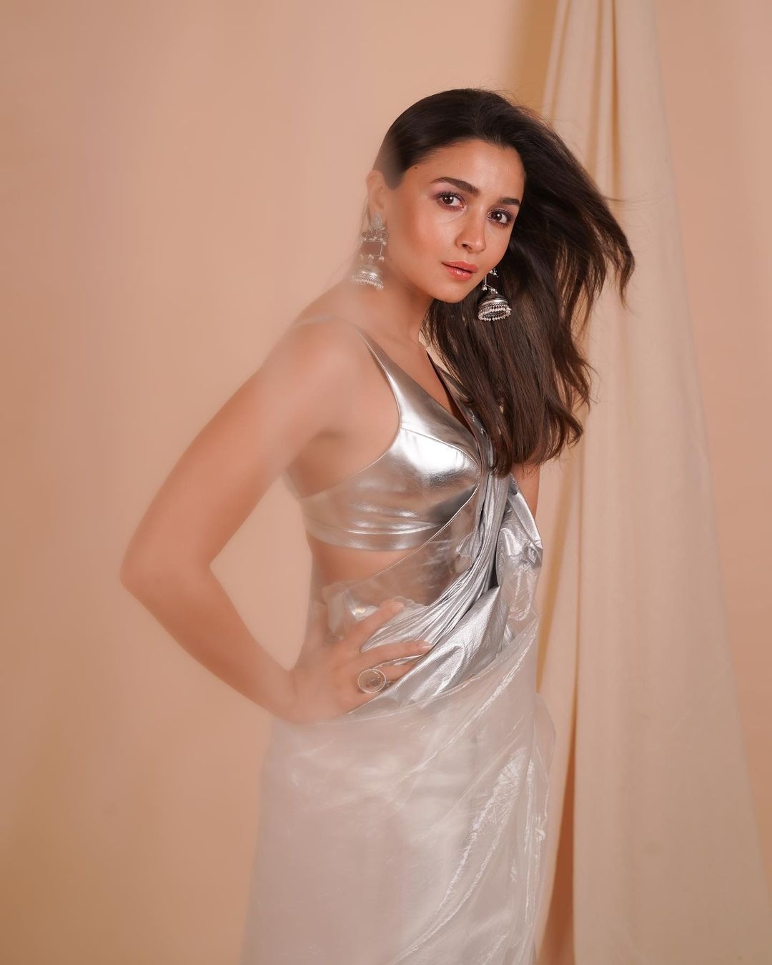 Alia Bhatt in an ivory saree by bloni for ITA-22-1