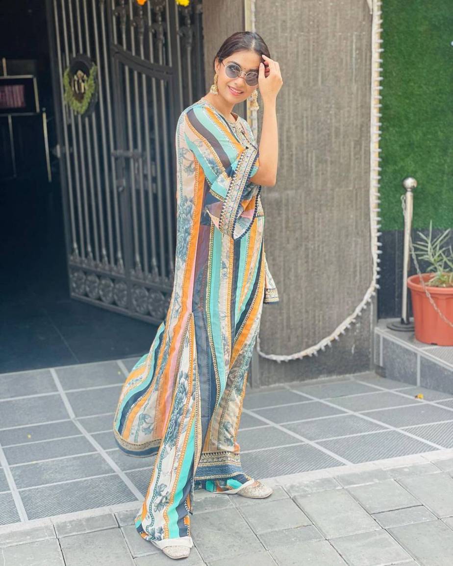 keerthy Suresh in a panelled kaftan set by Sabyasachixh&m for a wedding-2