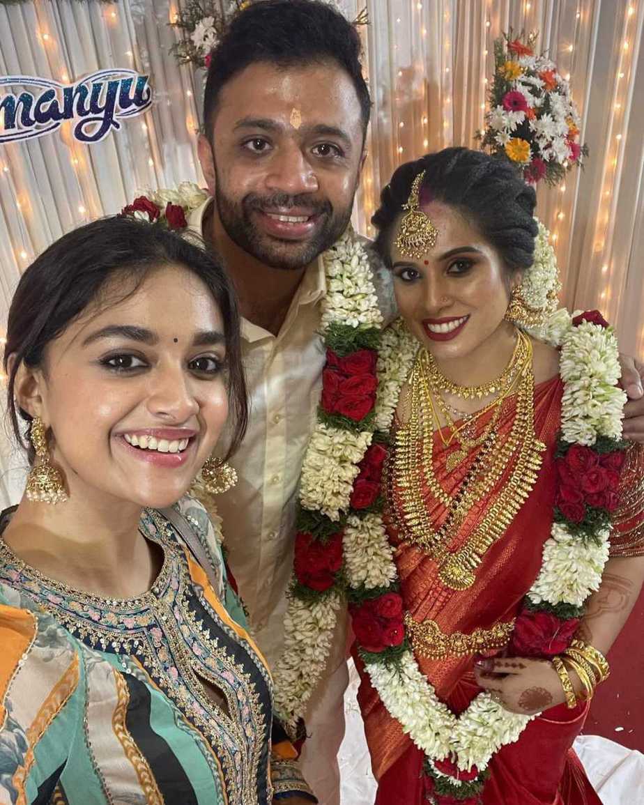 keerthy Suresh in a panelled kaftan set by Sabyasachixh&m for a wedding-3