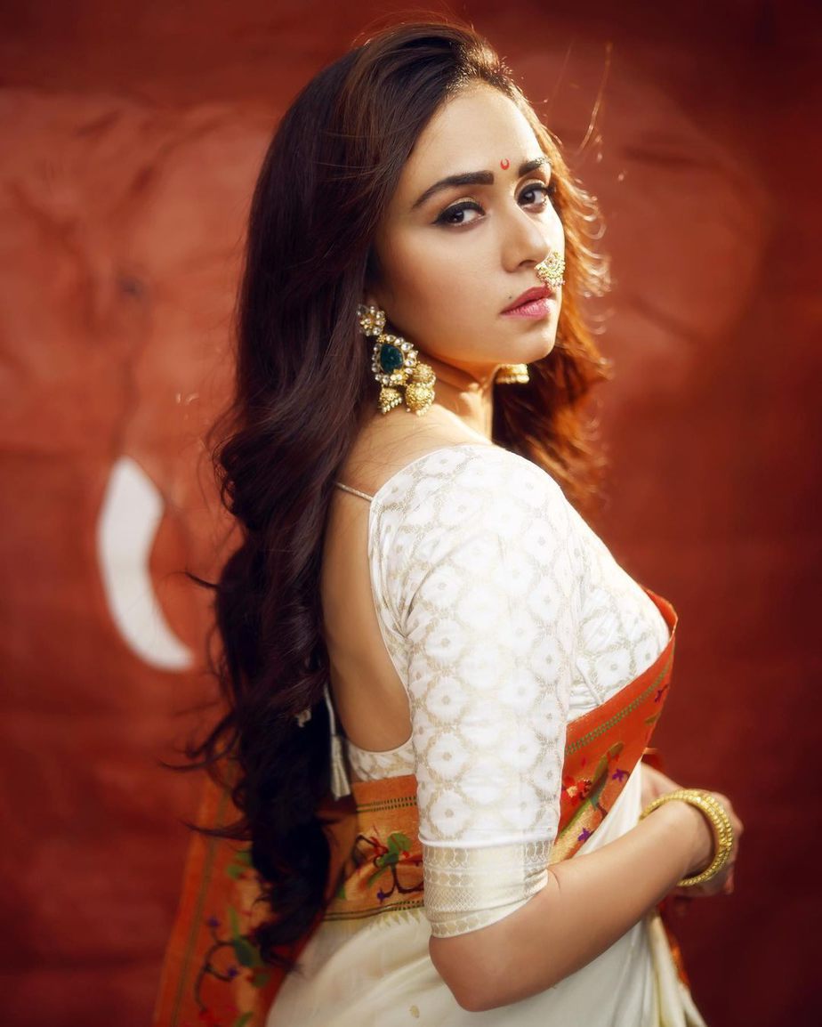 Amruta Khanvilkar in an ivory saree by Saudamini Handlooms for gudi padwa'22-1