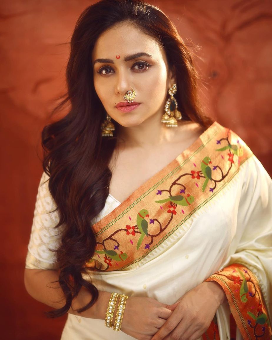 Amruta Khanvilkar in an ivory saree by Saudamini Handlooms for gudi padwa'22-3
