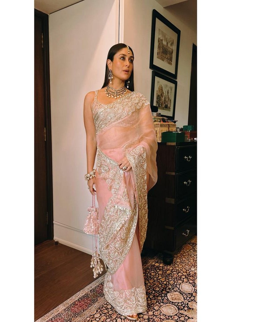 Kareena Kapoor looks magnificent in a pink Organza saree for Ranbir Kapoor's wedding!