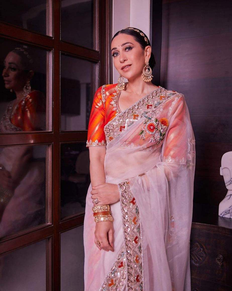 Karishma Kapoor Heroine Nangi Photo Hd Photo Hd - Karisma Kapoor looks splendid in an ivory sheer saree at Ranbir Kapoor's  wedding!