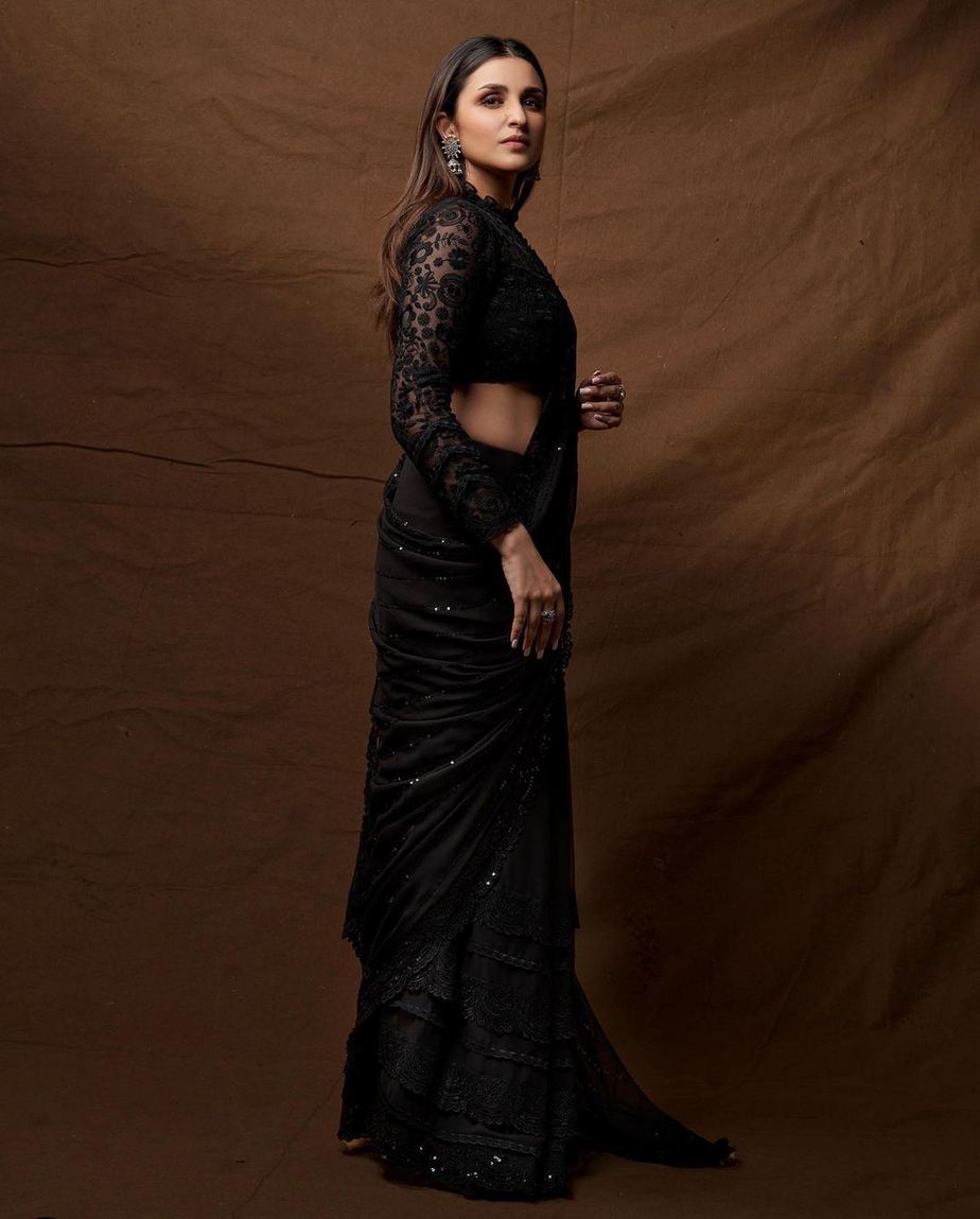 Check out how on fleek Parineeti Chopra looks in a black saree for "Hunarbaaz!"