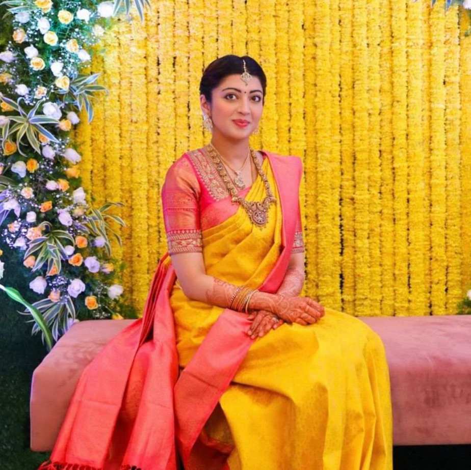 Matching jewellery for deals yellow silk saree