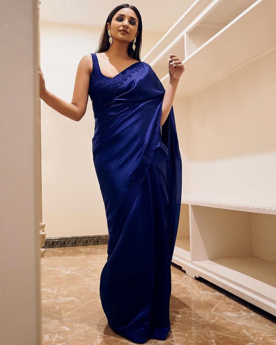 Parineeti Chopra looks fabulous in a blue Manish Malhotra saree!