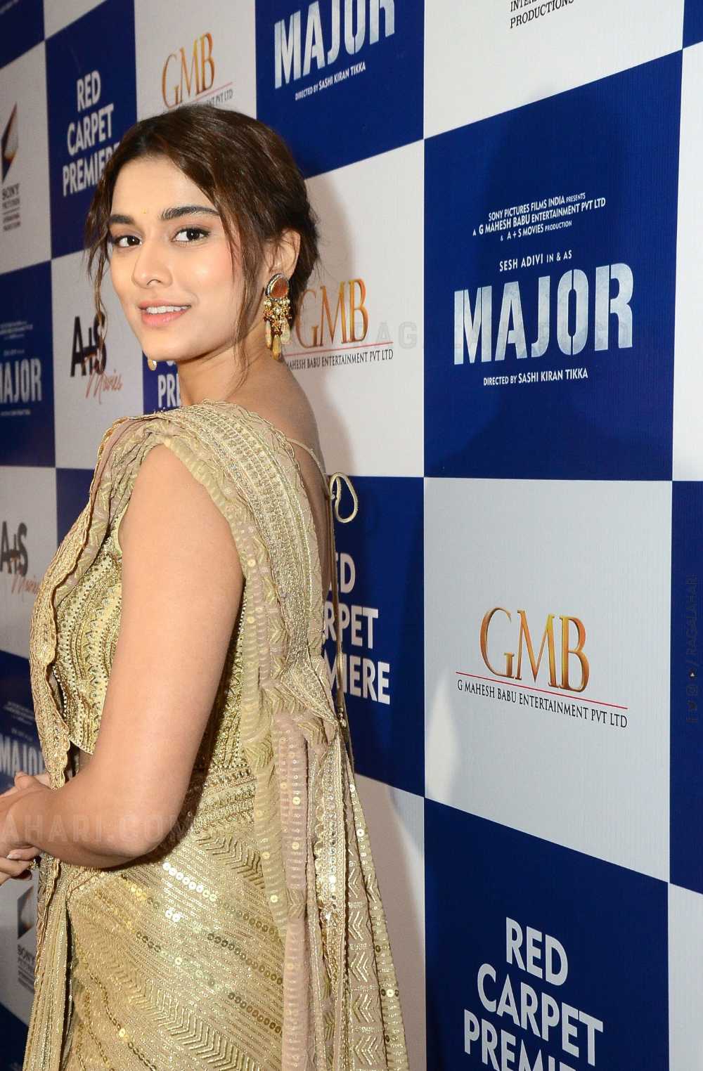 saiee manjrekar in gold saree for major premiere2 saiee manjrekar in gold saree for major premiere2