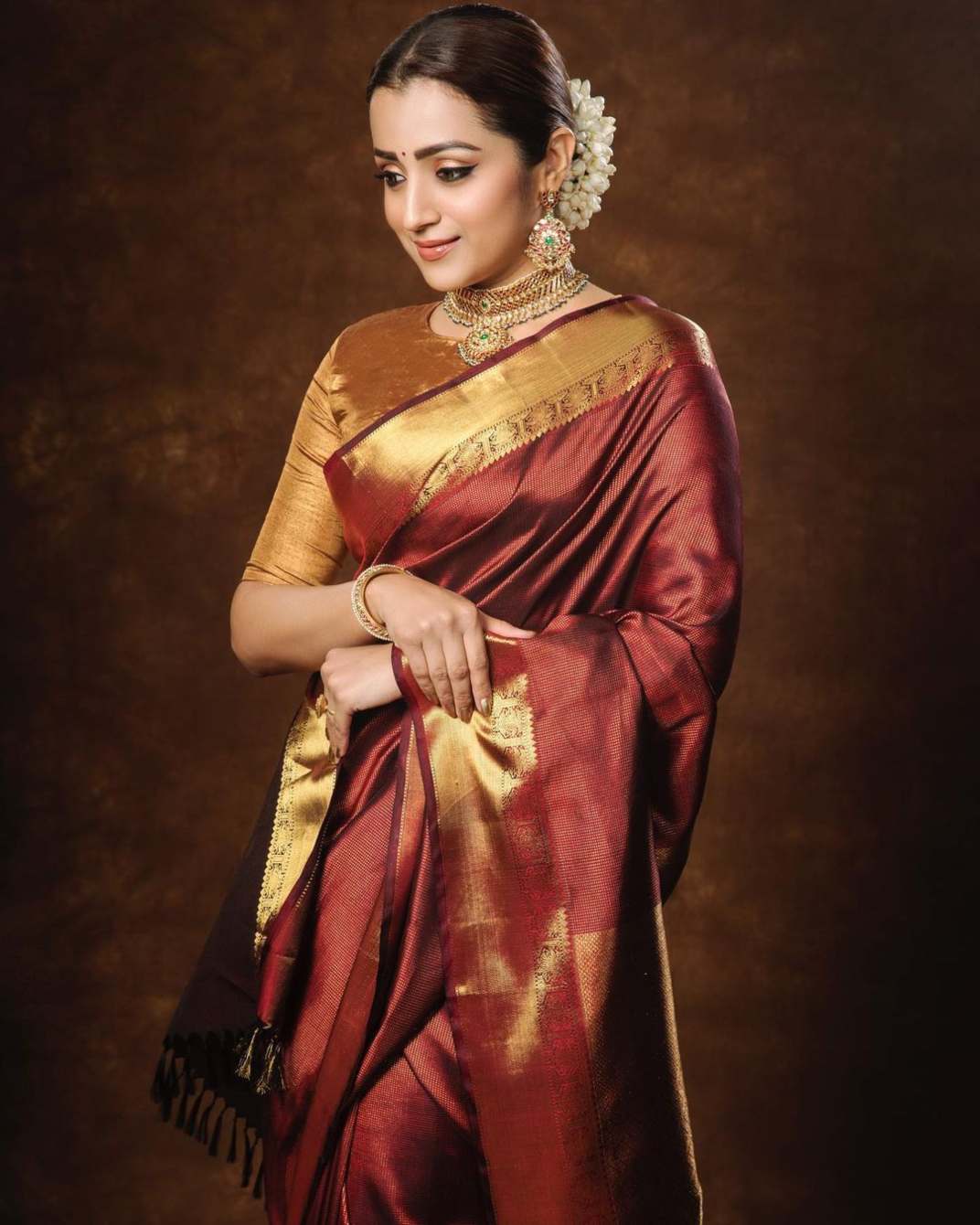 Trisha krishnana in maroon saree by kanakavali edit for ps1 teaser launch1