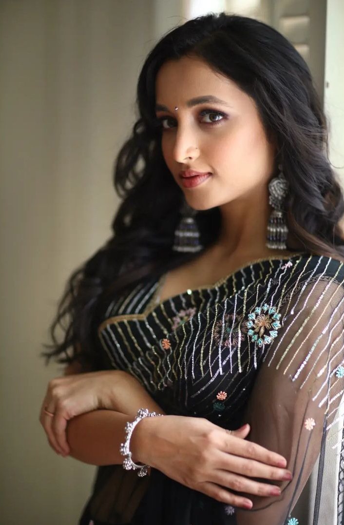 [Image: srinidhi-shetty-in-black-kavitha-gutta-saree1.jpg]