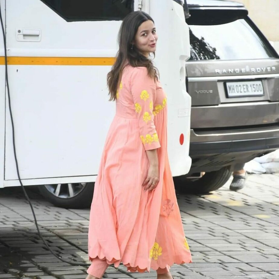 alia bhatt in peach label earthen
