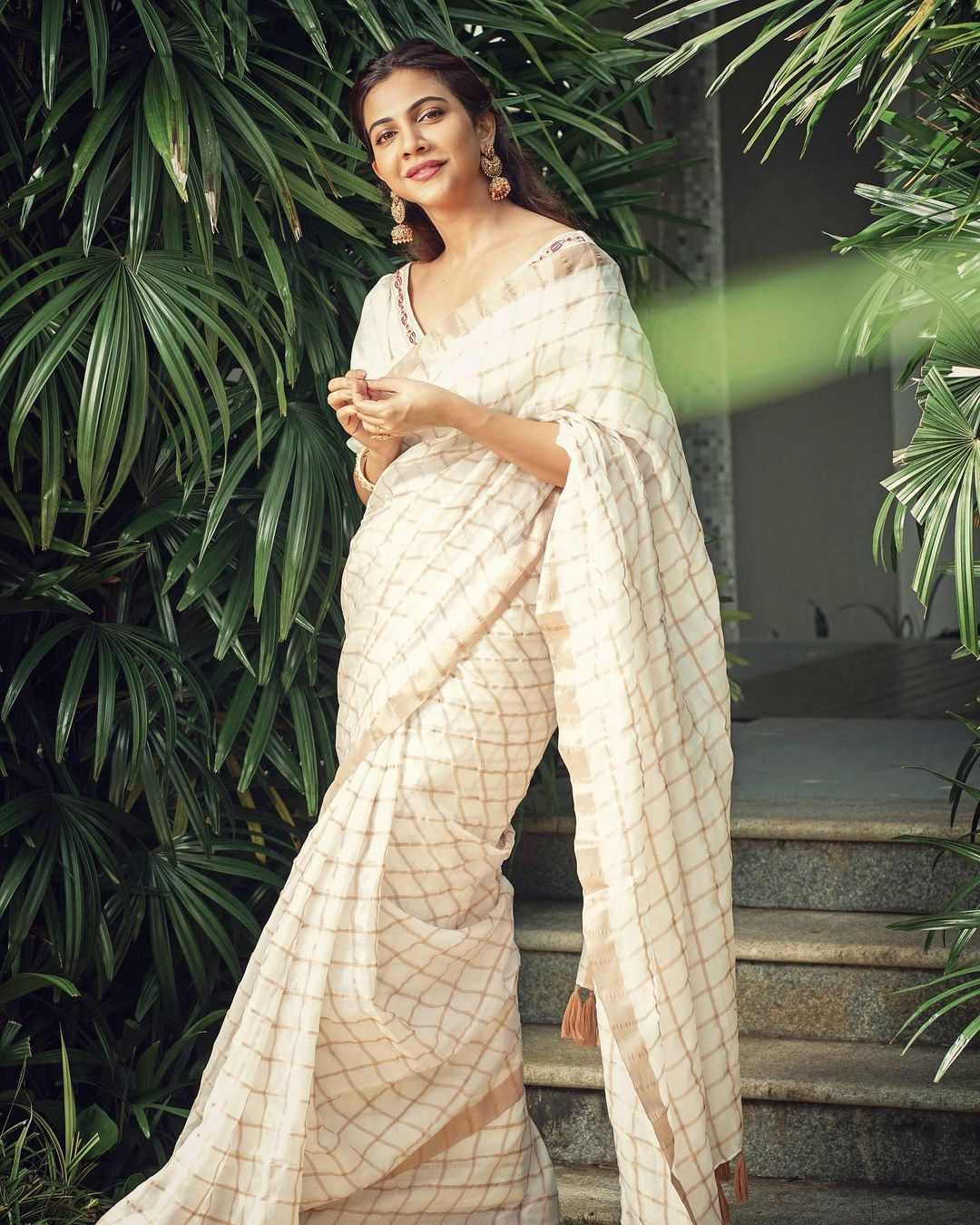 Madonna Sebastian wears native colours to perfection in a Kerala ...