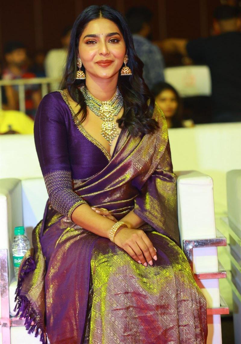 Aishwarya rai in white saree at Kalyan jewellers  Aishwarya rai bachchan  White saree Aishwarya rai