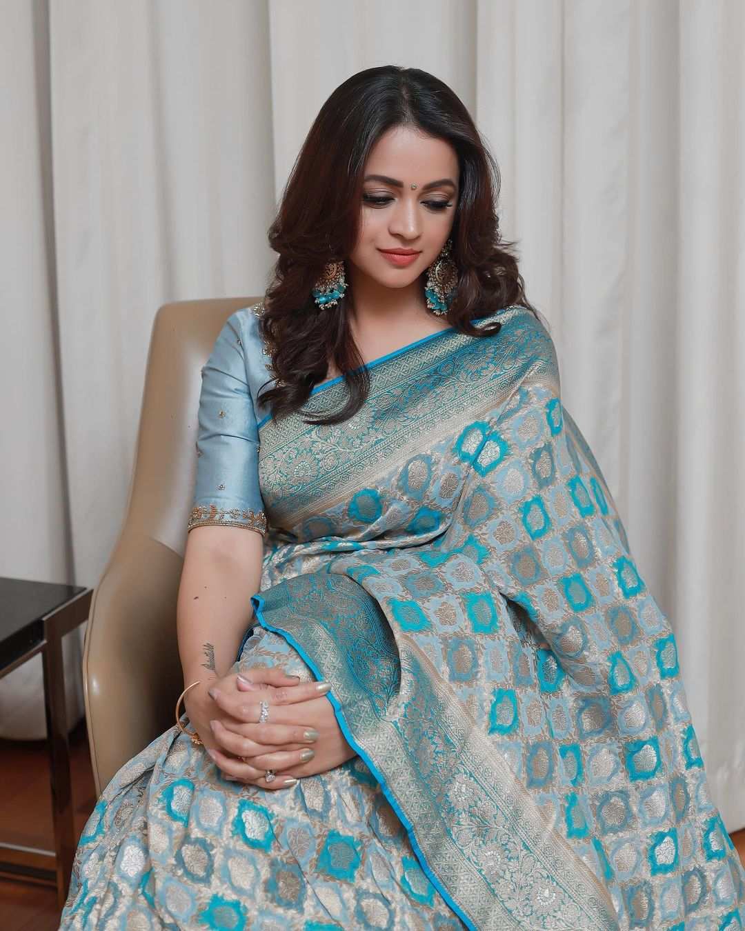 Bhavana Menon dolls up in a sky blue silk saree for a wedding!