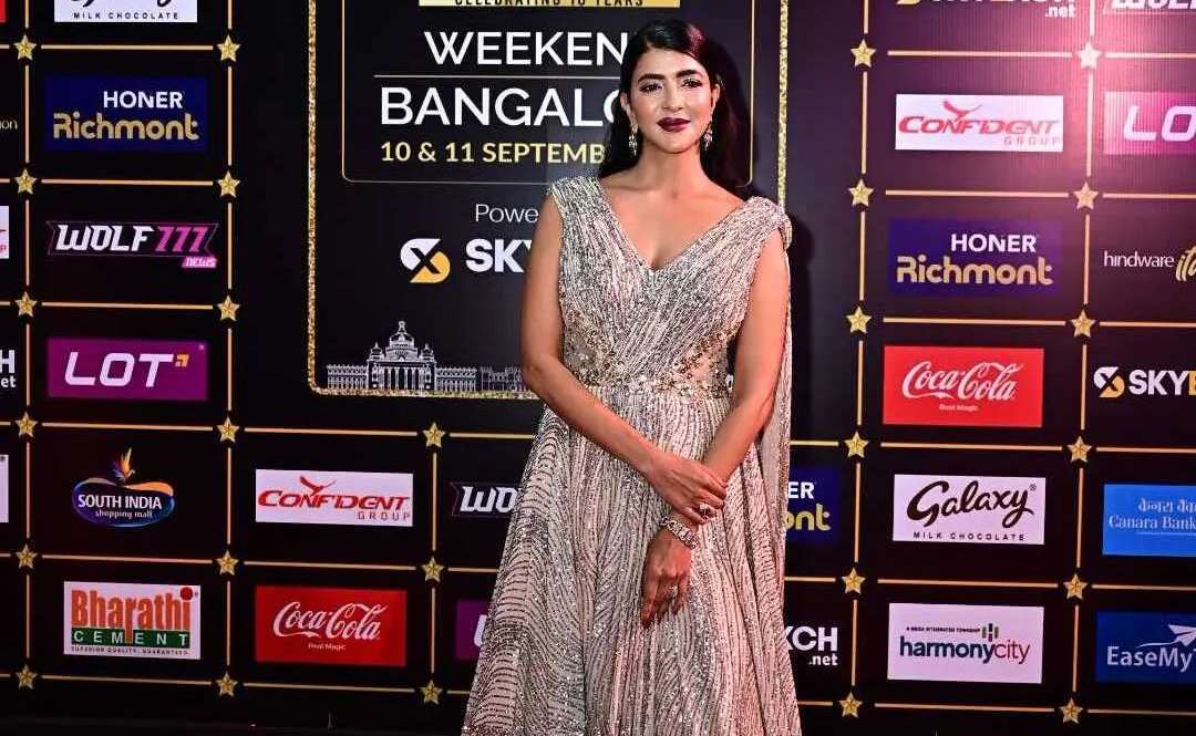 lakshmi manchu in silver gown for siima'22-1