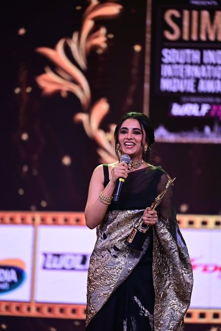 priyanka mohan in a black saree for siima22 priyanka arulmohan in a black saree for siima22-1