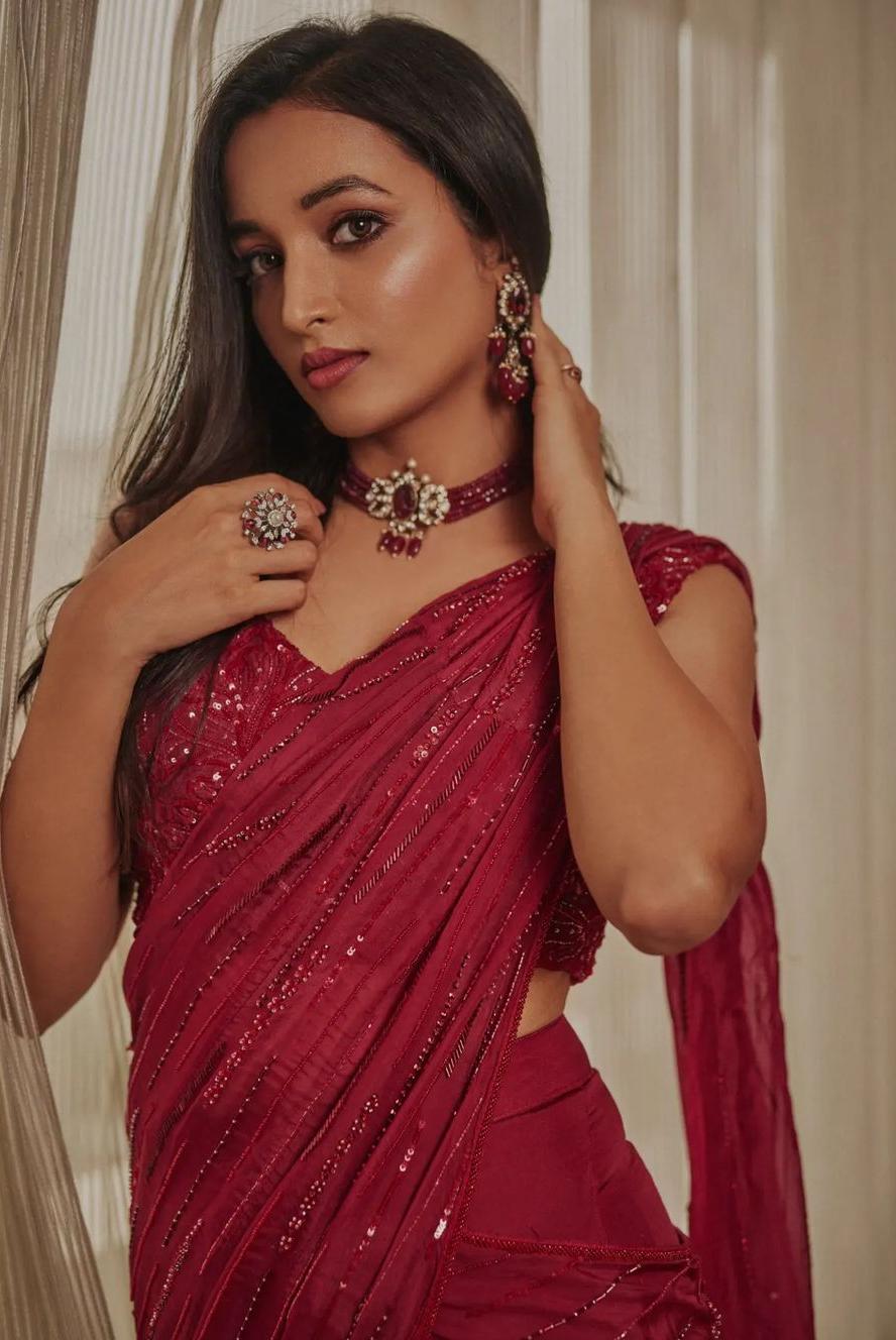 Srinidhi Shetty's ravishing look in a red lehenga saree!