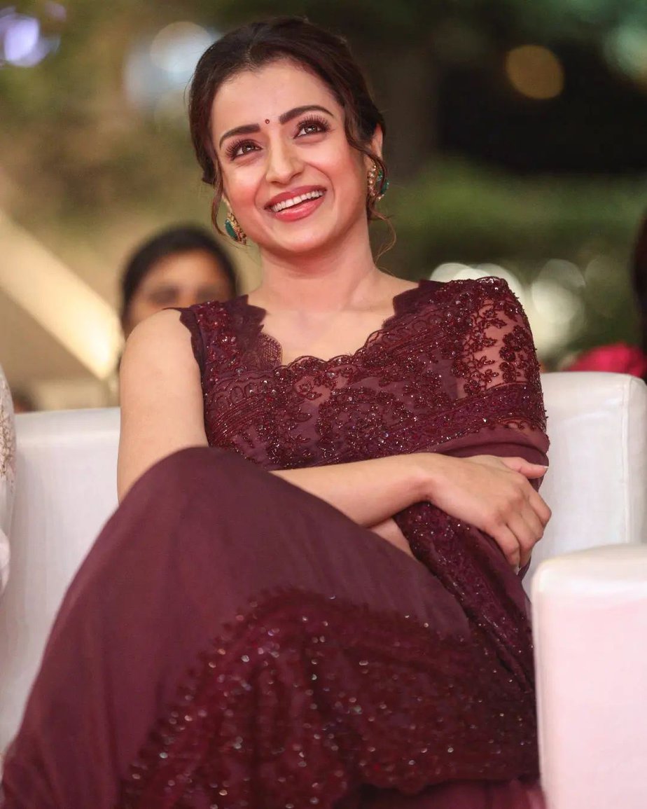 trisha-krishnan-in-a-maroon-saree-at-bengaluru-for-ps1.jpg