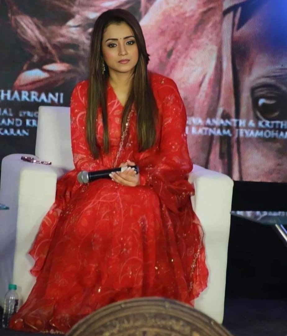 trisha krishnan in red anarkali for ps1-1.0