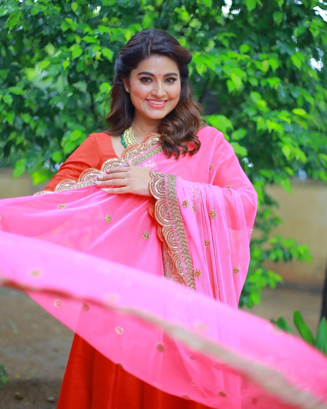 sneha prasanna in red anarkali by geethu haute couture1