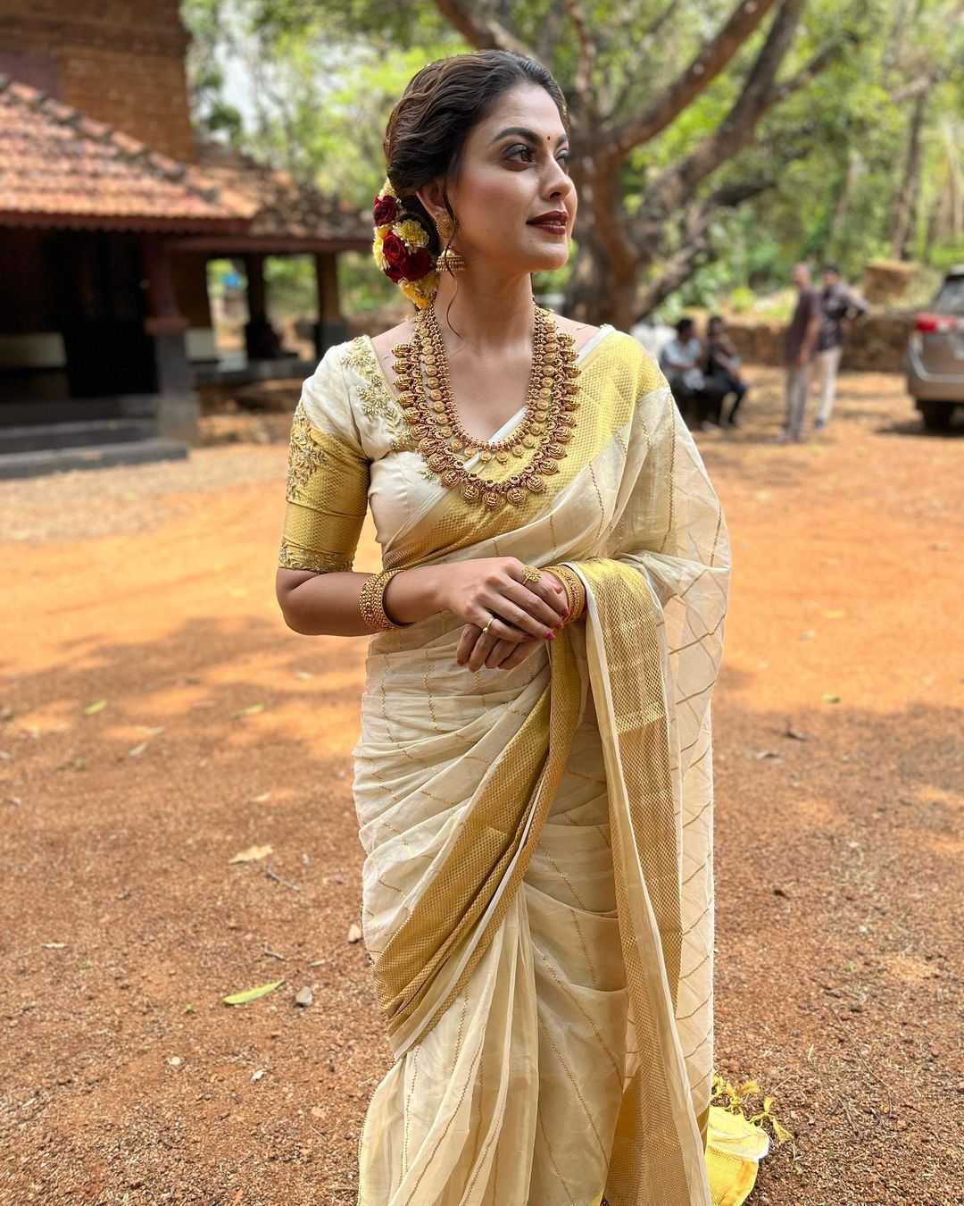 Anusree Nair in a Kerala saree and antique gold jewels!