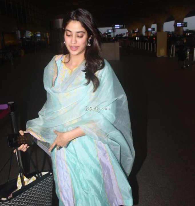 janhvi kapoor in blue sureena chowdri kurta set1