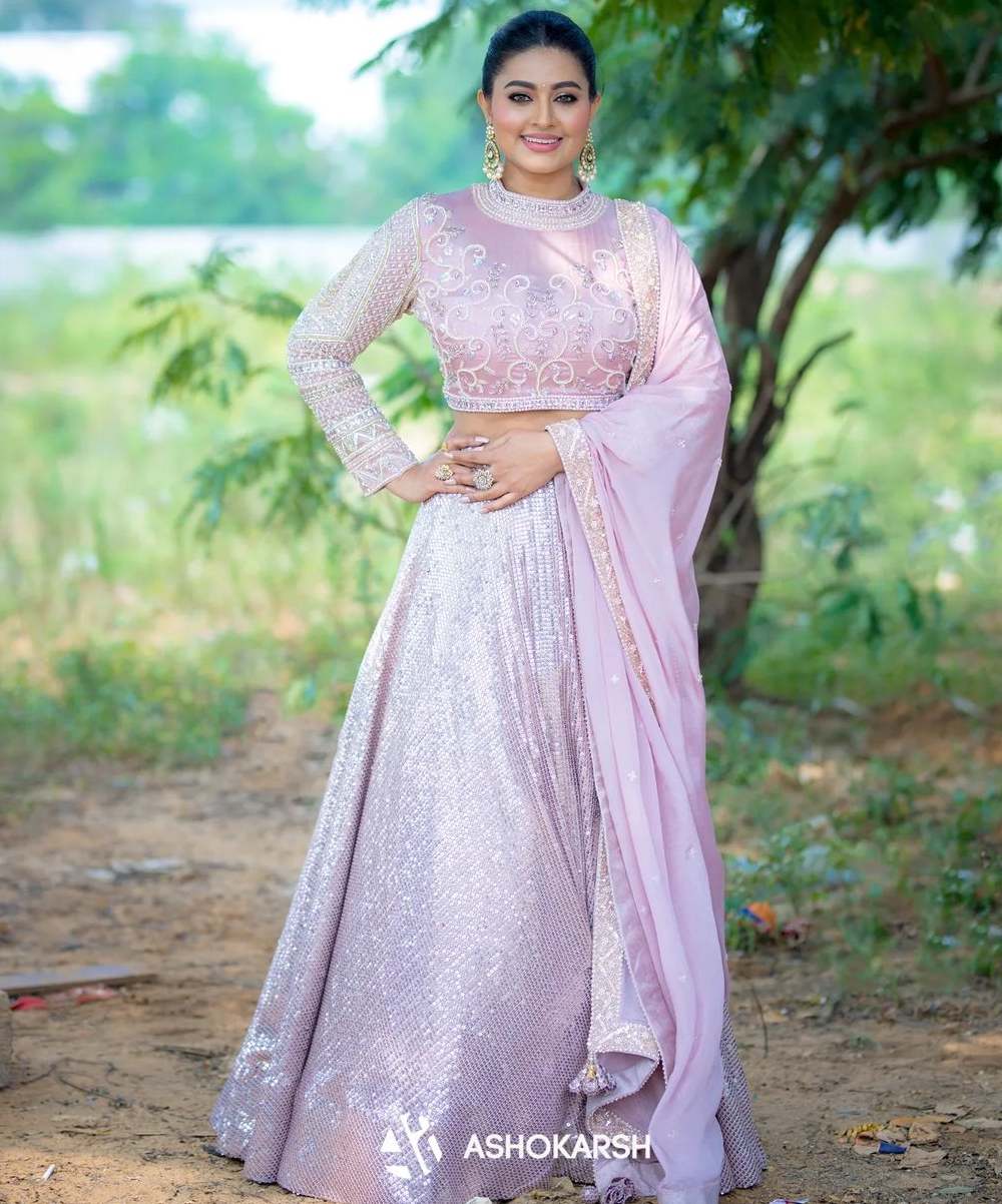 Sneha Prasanna's splendid look in a lilac sequinned lehenga!