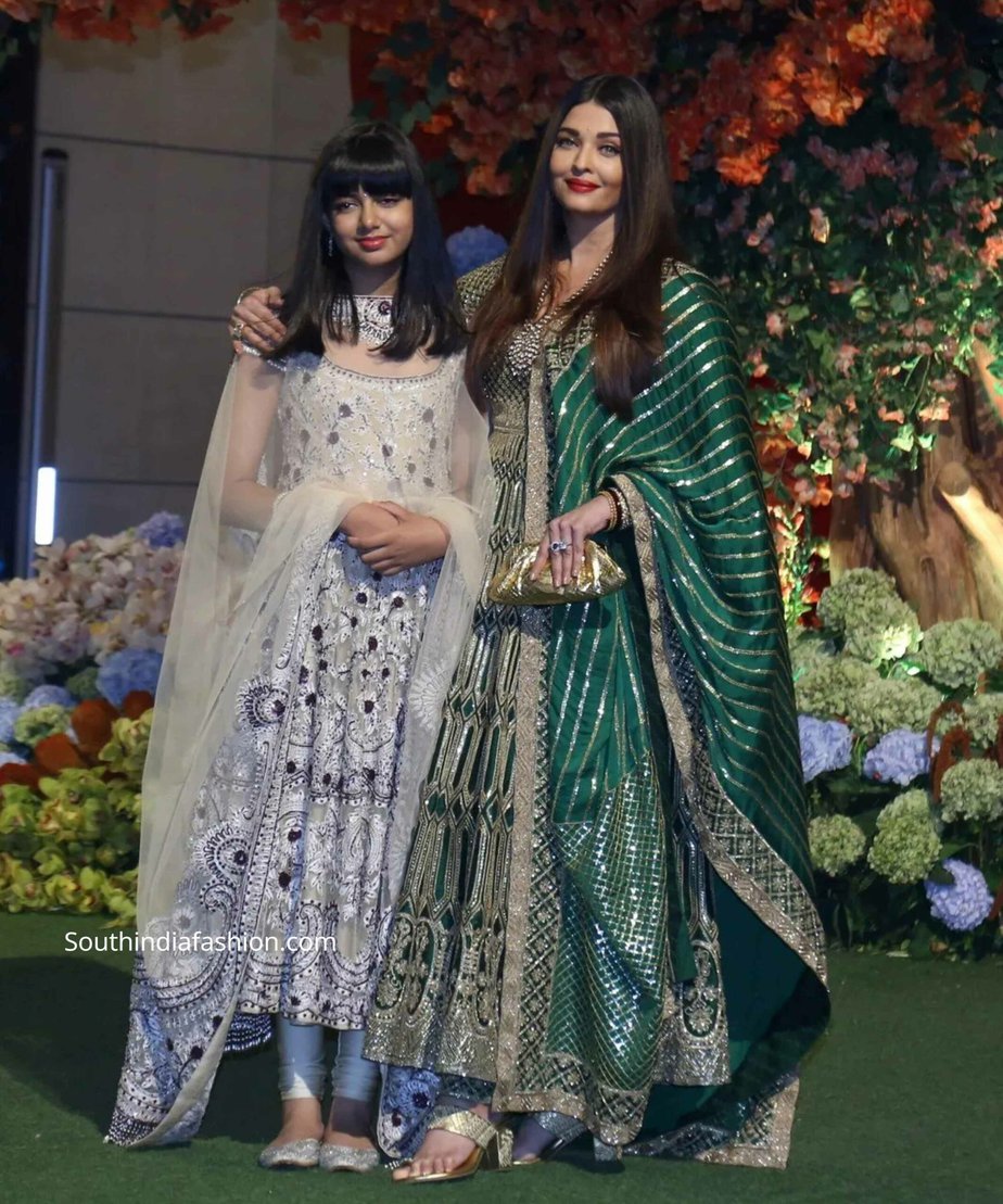 aishwarya rai and aaradhya at anant ambani radhika merchant engagement roka (2)